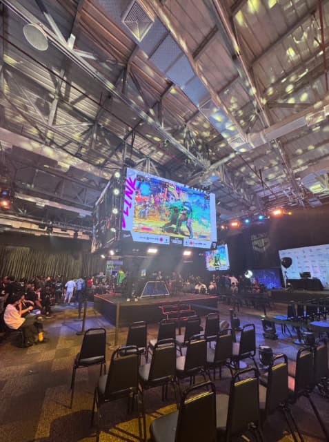 「バッジ受け取ってきたぞー！」プロゲーマー・ひぐちがドミニカのeスポーツ大会「Blink Respawn2025」の舞台へ