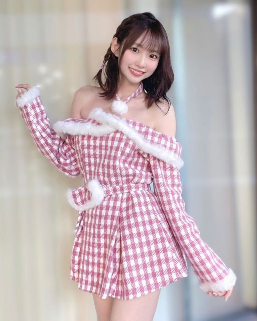 激カワモデル・八伏紗世「季節先取りサンタコス」にファンもメロメロ