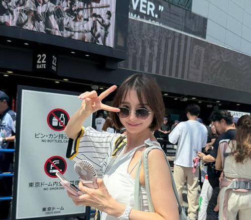夏を満喫！篠田麻里子、東京ドームで阪神巨人戦を観戦…始球式に続くスポーツ三昧