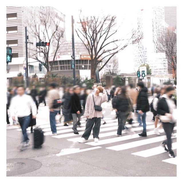 「エモすぎ」SexyZone・松島聡が雑踏の中1人佇むショットを公開👀