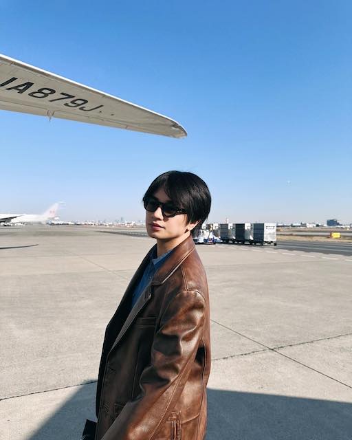 中島健人が飛行機を前に爽やかショットを披露