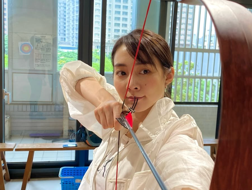 台湾帰省で弓道初挑戦！モデル・利水つばさ、アーチェリーに夢中に