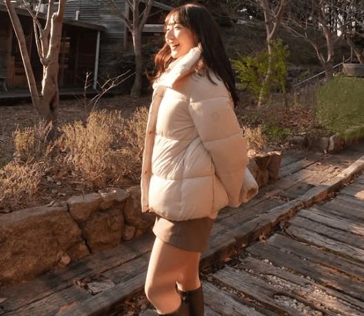 「奇跡的に虹が見える…」美女アナウンサー、ミニ＆ロングブーツの”レインボー・美ショット”を披露！ファン注目の眼差し「笑顔爽やか美女！」