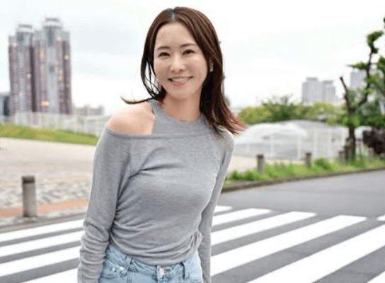 「かっこいいです」「綺麗です」美女キャスター、横断歩道前にてデニムコーデを公開！海外ファンもうっとり「NICE…」