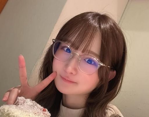 「しょっぱい系もありやなっ」貝賀琴莉、激カワメガネスタイルで挑戦したスイーツとは…！？