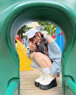 結婚&妊娠発表の元アイドル 美脚露わな最新ショットにいいね続々「かわいすぎるんだけどー…」