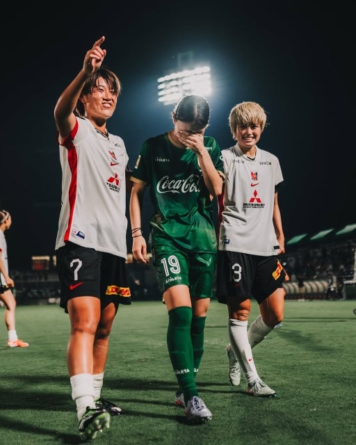 WEリーグ公式、「高橋はな・塩越柚歩・長嶋玲奈」3ショットを公開。絆を象徴する一枚