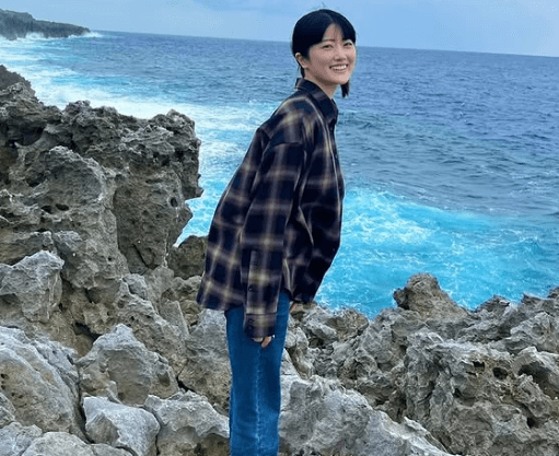 波が当たる寸前に立った”元乃木坂の美女”。潮騒のメロディーを奏でる激カワショットにファンうっとり