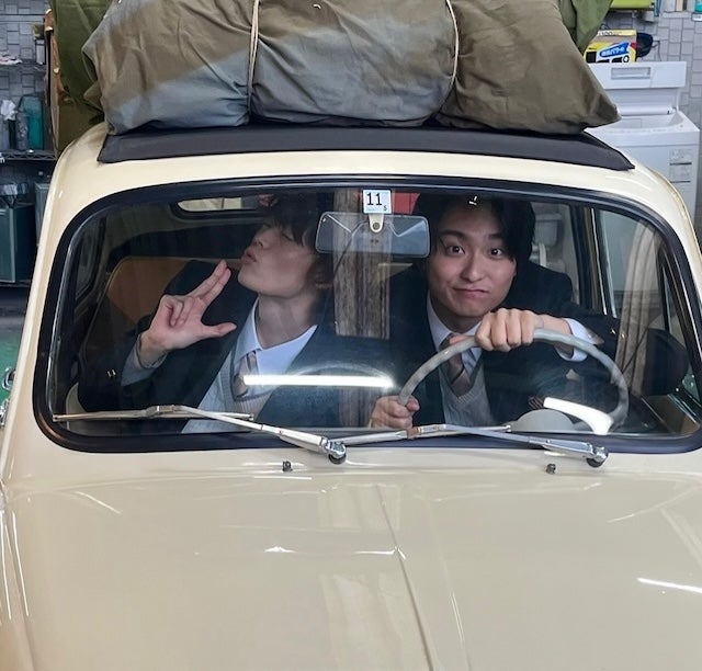 「ルパンの愛車⁉︎」話題沸騰ドラマの若手俳優2人のツーショットが公開され話題に