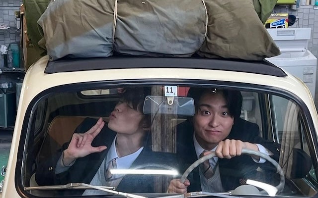 「ルパンの愛車⁉︎」話題沸騰ドラマの若手俳優2人のツーショットが公開され話題に