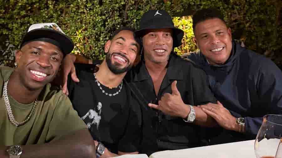 ヴィニシウスが伝説との豪華ショットを公開！ロナウド＆ロナウジーニョと笑顔の一枚