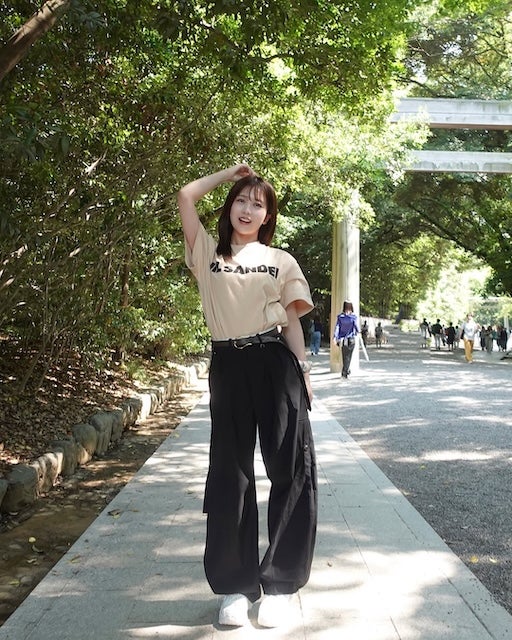 元AKB48・篠崎彩奈のパンツスタイルに「可愛い」の声続々！