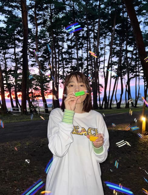 のん、幻想的な“シャボン玉ショット”を公開