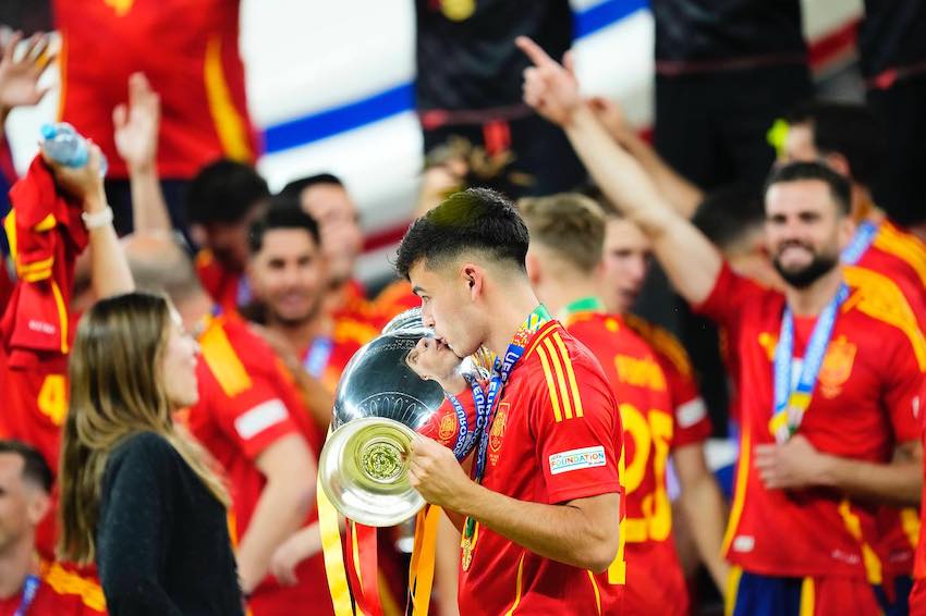 怪我で欠場のペドリが仲間の栄光を祝福！