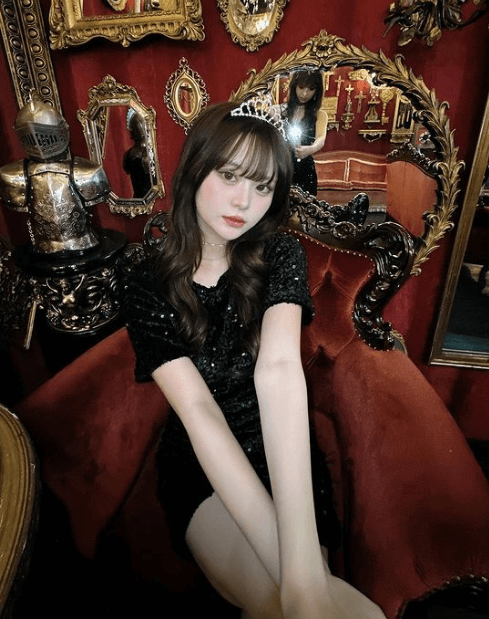 「プリンセスだもんね」超人気ユーチューバー・さくら、脚組みの”ティアラ姫ショット”が可愛いと反響続出！