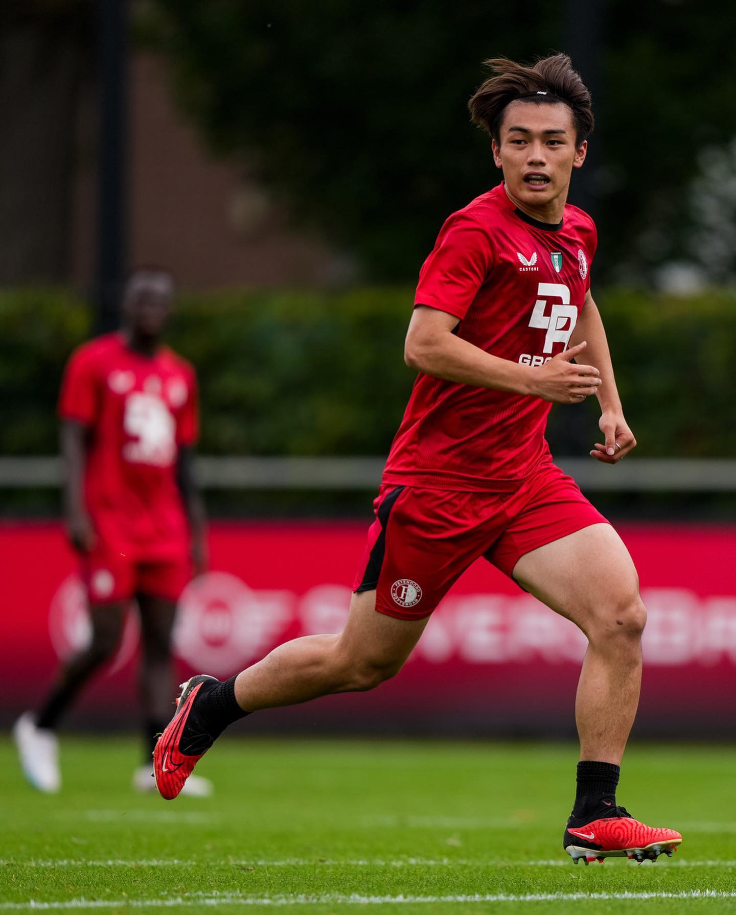 フェイエノールト🇳🇱がトレーニングの様子を公開✨上田が走り込んでいる様子も…‼︎