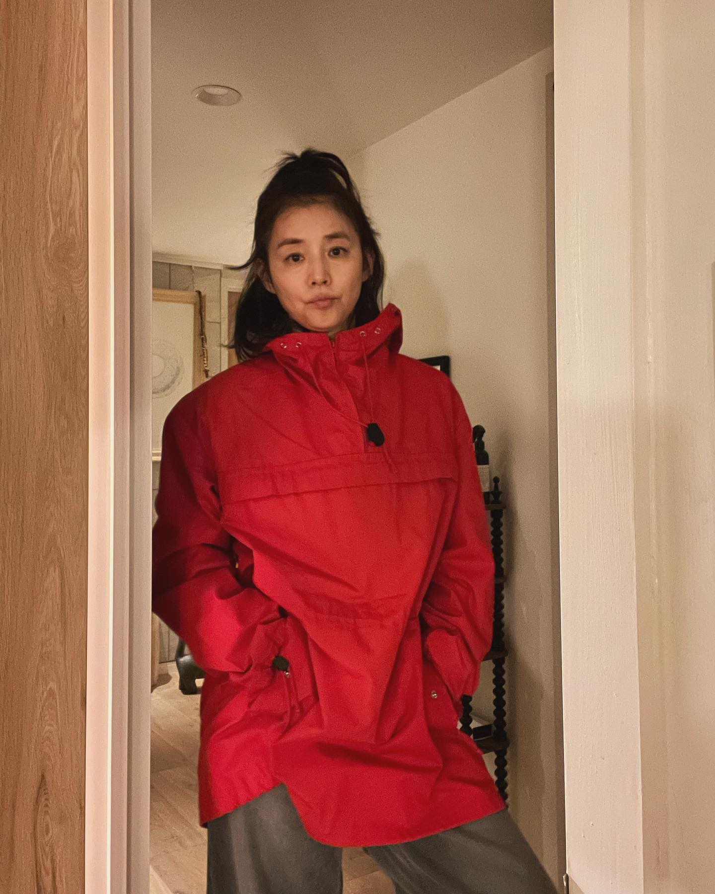 石田ゆり子の赤いノルウェー古着姿が素敵すぎると話題に❣️