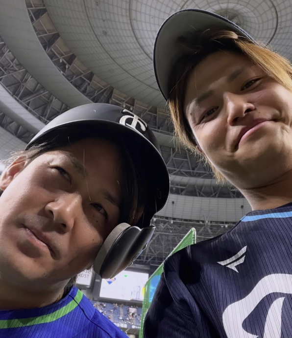 甲斐野央、“自撮り集”で見せた素顔の笑顔！陽気なオールスターの舞台裏にファンほっこり