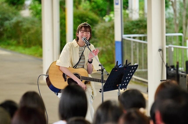佐藤栞里、特別番組のオフショットを公開！