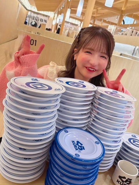 もえあずが「くら寿司全メニュー＋α」に挑戦！寿司皿タワーで笑顔の大記録