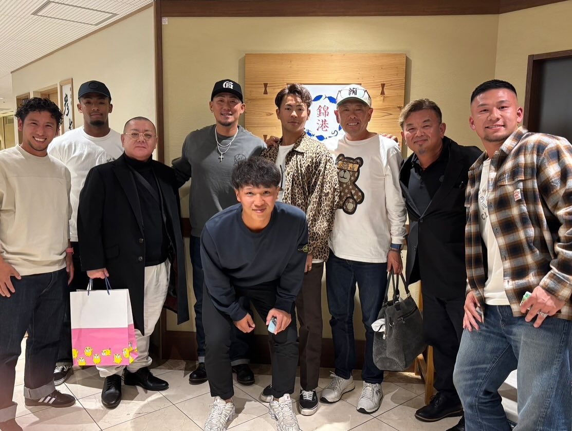 中田翔、チームメイトとのお疲れ様会を報告「可愛い後輩達！」
