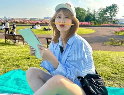 「とても可愛いです」野球美女子、ほのぼの公園＆河川敷で見せたショットがキュートすぎとファンうっとり
