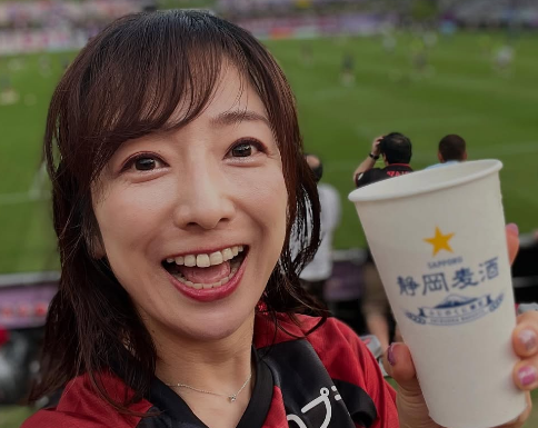「ユニフォームめっちゃお似合いですよ」美女アナウンサーのサッカー観戦記！コンサドーレファン歓喜「勝利の女神ありがとう」