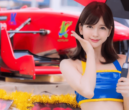 「とても美しい」人気レースクイーン、ばら祭りへの招待に感激！美ショットも披露しファン歓喜