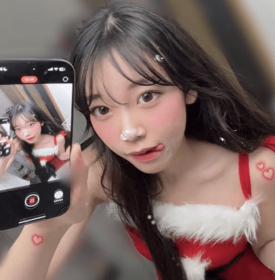 17歳の現役女子高校生ゲーマー、レアすぎなサンタ姿・テヘペロショットを公開「この撮り方好きすぎる！」