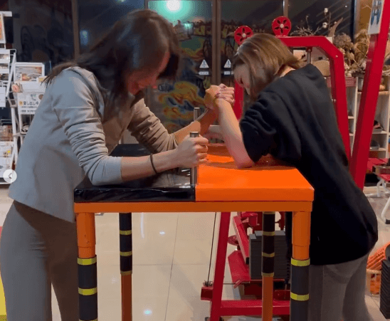 「レディー…GO！」話題のスポーツ美女が腕相撲の死闘→数秒で決着がつき満身創痍！ファンは「ぐったり感が最高」と一斉フォロー