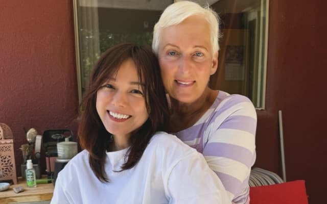 相川七瀬がオーラソーマ時代の師匠と再会を報告！密着ハグショットで絆をアピール！？