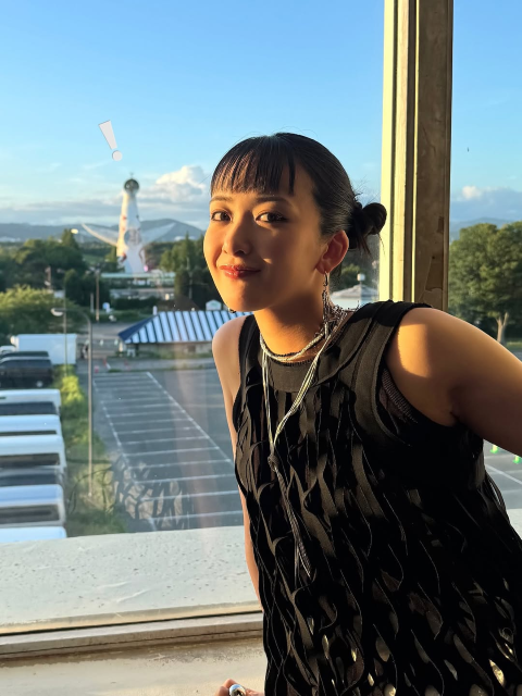 ノースリ脇チラに悶絶⁉あの人気バンド美女ボーカルギタリストの夏フェスショットにファン歓喜！