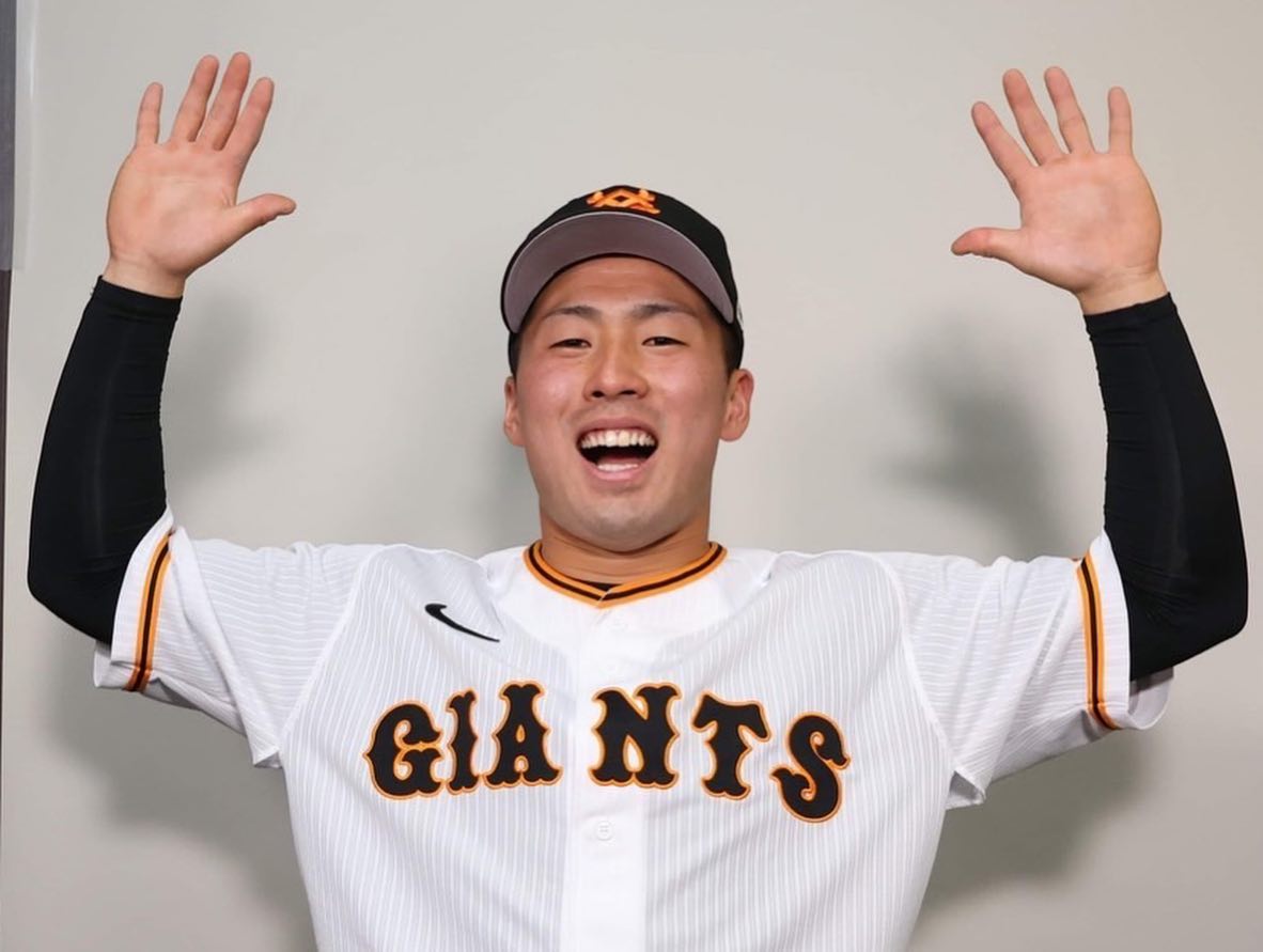 「産まれたての赤ちゃん！？」巨人・岡本が大物ルーキーのお茶目ショット公開💕