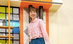 「“春、ですです”」迫田さおり、ピンクコーデのスタジオSHOTにファンうっとり