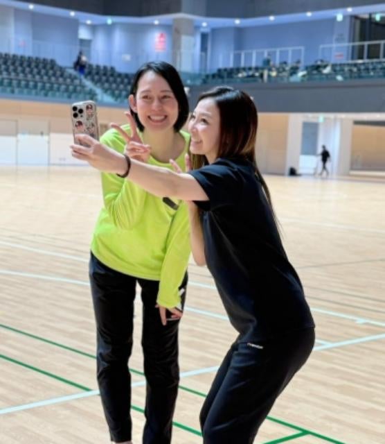 バレー・大山加奈、佐藤あり紗と初のバレーボール教室！「無茶ぶりも完璧対応」