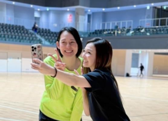 バレー・大山加奈、佐藤あり紗と初のバレーボール教室！「無茶ぶりも完璧対応」