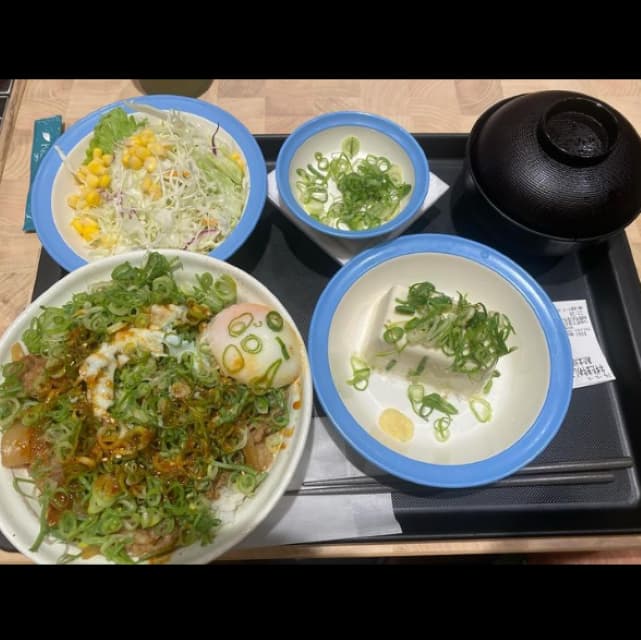 クロちゃん、〇〇が多すぎるお昼ごはん公開にファンからはツッコミの声