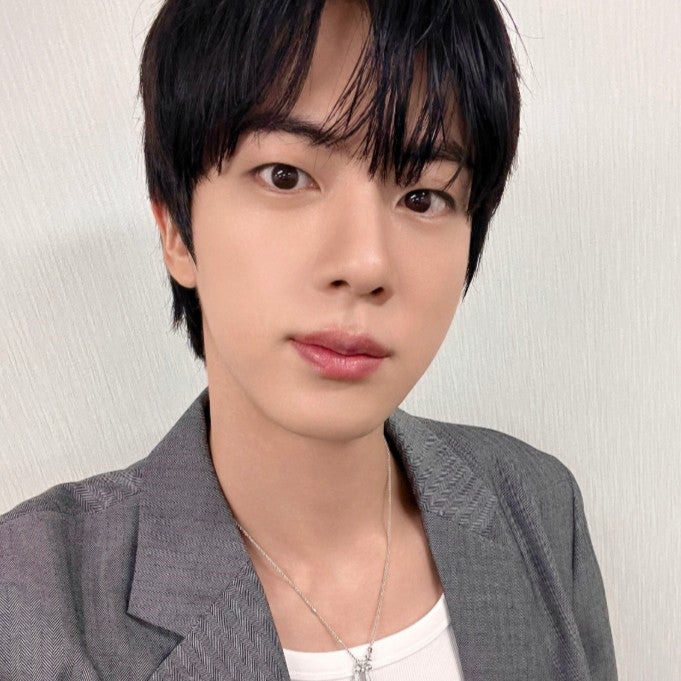 BTSのJINが来日中のオフショットをアップし「国宝級のイケメン」とファンをノックアウト