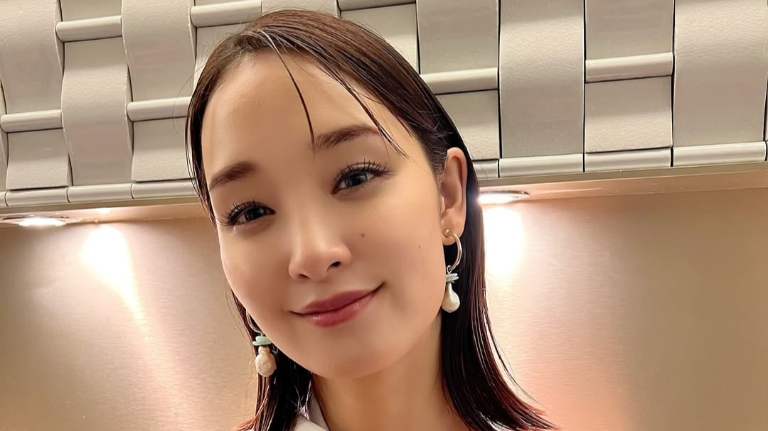 絶対的笑顔”に称賛！剛力彩芽、艶やかドレスで映画『海辺へ行く道』完成披露に登壇