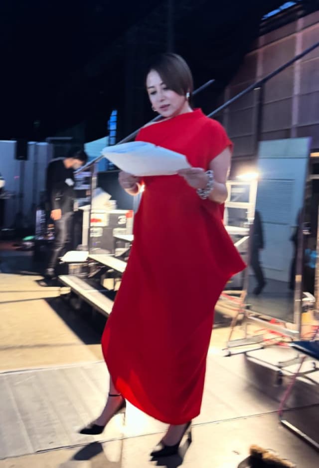 鈴木砂羽がクリスマスカラーの衣装を披露するも「ホントに狙ってなかったよ笑」