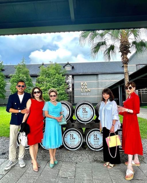 映画出演で話題✨デヴィ夫人がゴージャスに台湾を堪能📸