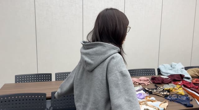 伊織もえが撮影前にたくさんの水着をフィッティング！オフショットが話題に