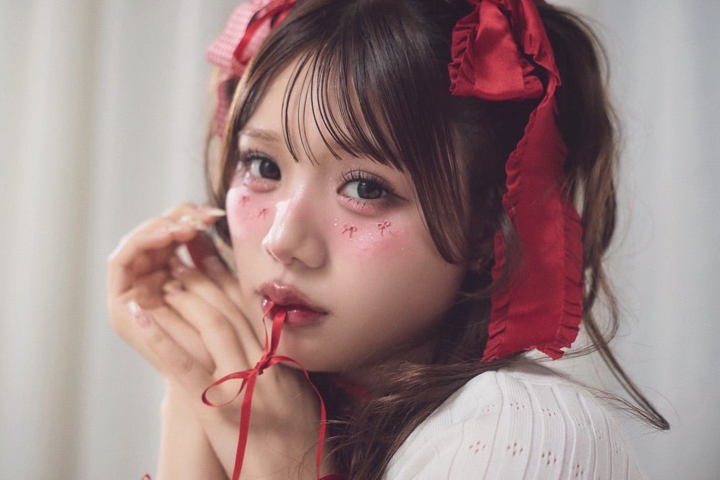 古澤里紗、赤いリボンで可愛さ満点！生誕のビジュアル公開