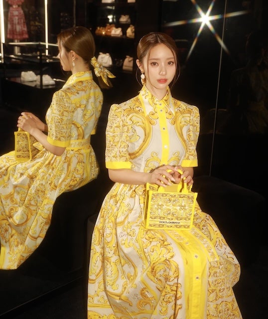 大人気Youtuberがゴージャスな衣装を着こなす！ 「お人形さんみたい」と話題に