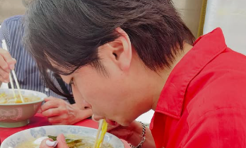 「親孝行ラーメン」河合郁人、両親とのホープ軒訪問にファンほっこり！