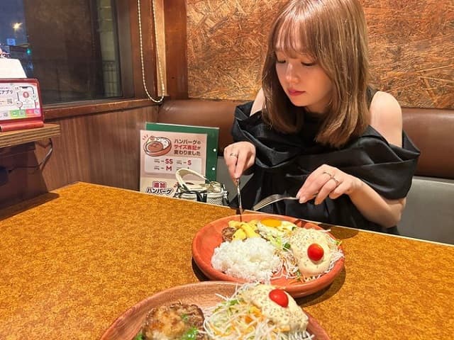 「ひとまず食べます」グラビアアイドル 篠崎愛がイベントで腹ペコ