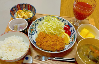 小倉優子、リクエストご飯は「トンカツ」！夜のトマトジュース習慣もスタート