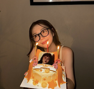 「キレたのは初めて」人気タレントがまさかの激怒?! 26歳の誕生日ショットにいいね続々