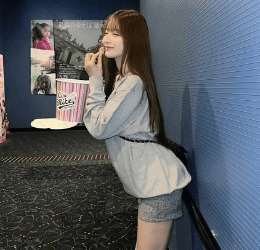 「とっても可愛いです」人気ラウンドガール、お気にの”スウェット＆ポップコーン・ショット”を公開！鬼カワだとファンを魅了