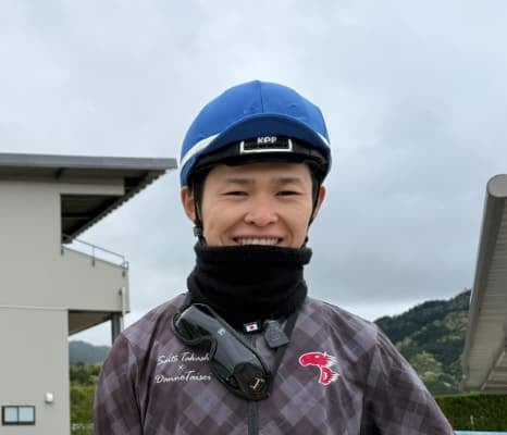 元JRA騎手の藤井勘一郎、今朝の「トレセンショット」と怪我から復帰の若手騎手を激写！